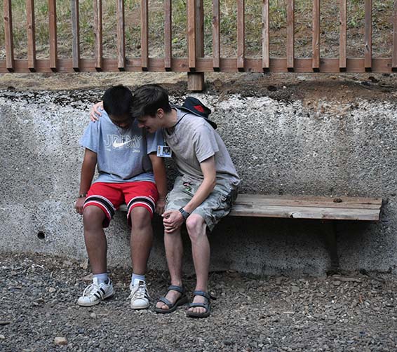 2 boys praying together